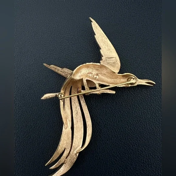 Signed Trifari Golden tone Bird Brooch with Red Eye Accent - Picture 4 of 5
